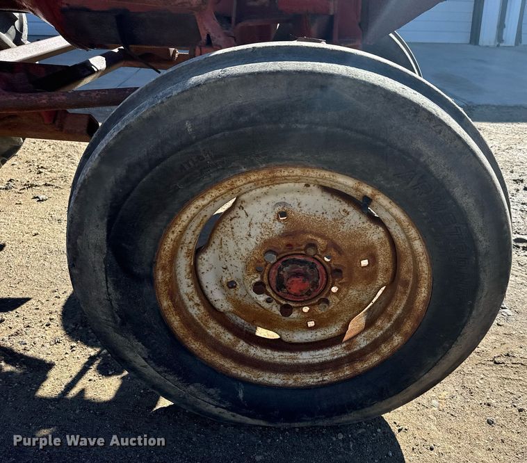 image for item NN9748 International 274 tractor