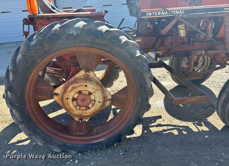 image for item NN9748 International 274 tractor