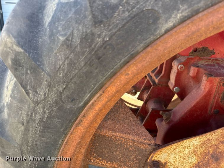 image for item NN9748 International 274 tractor