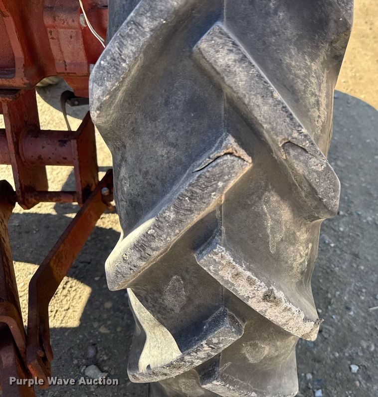 image for item NN9748 International 274 tractor