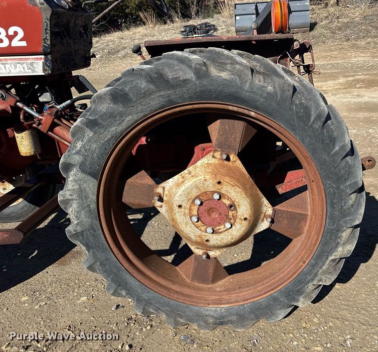 image for item NN9748 International 274 tractor