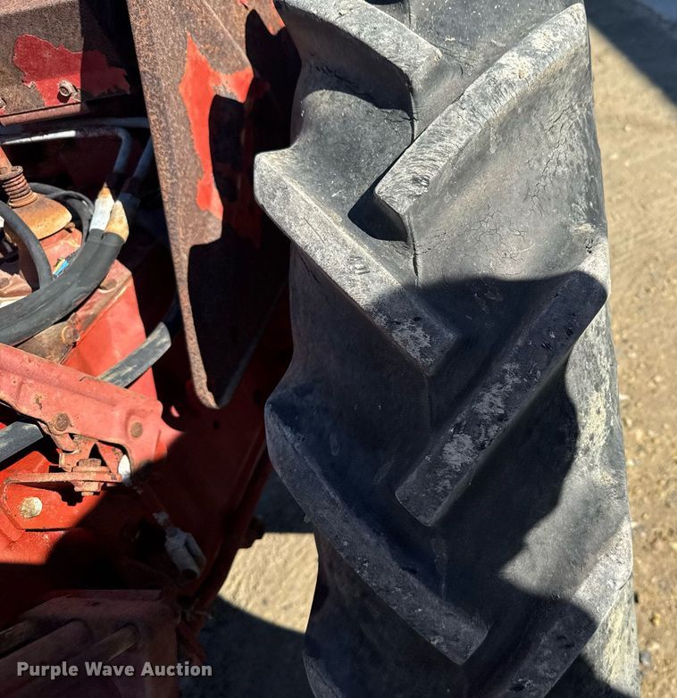 image for item NN9748 International 274 tractor