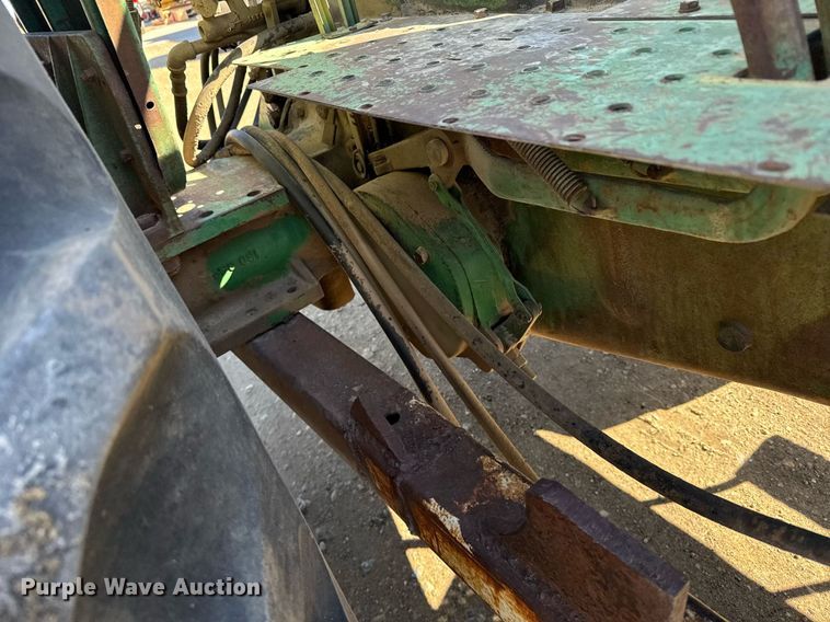 image for item NN9749 1966 Oliver 1850 tractor