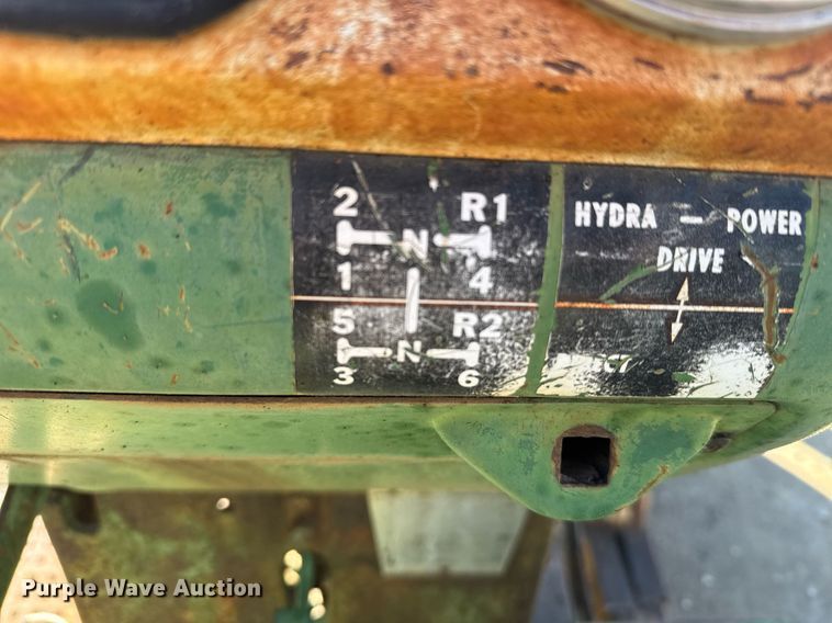 image for item NN9749 1966 Oliver 1850 tractor