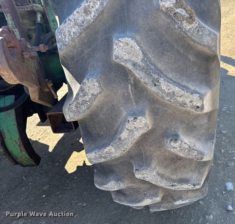 image for item NN9749 1966 Oliver 1850 tractor