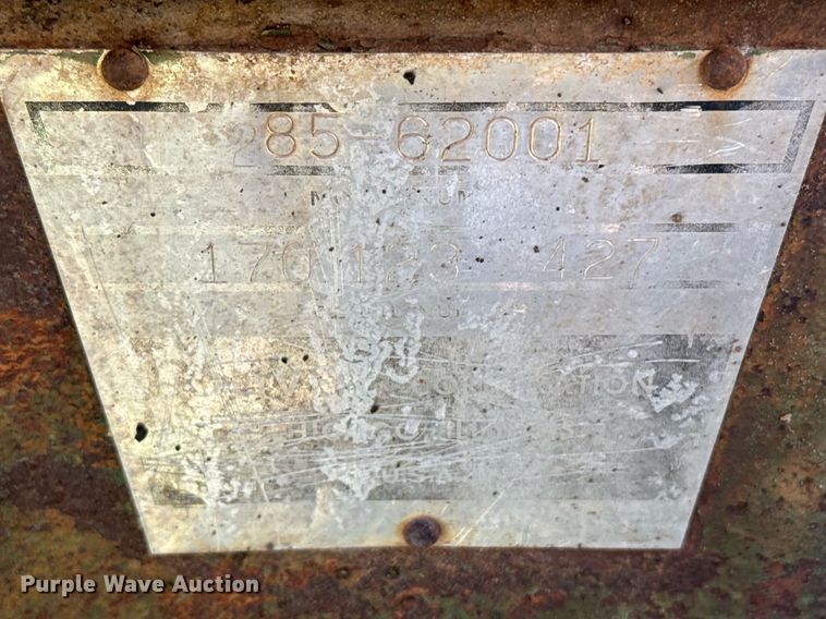 image for item NN9749 1966 Oliver 1850 tractor