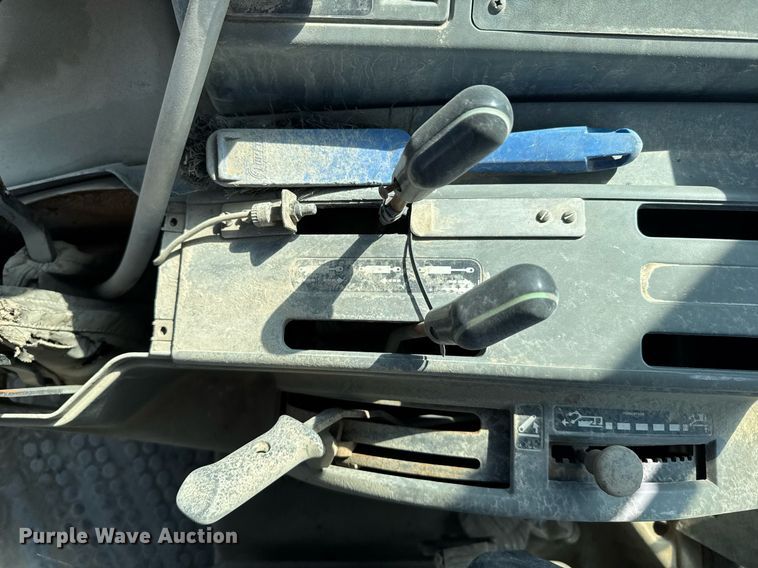 image for item NN9751 1992 Ford 5640 tractor