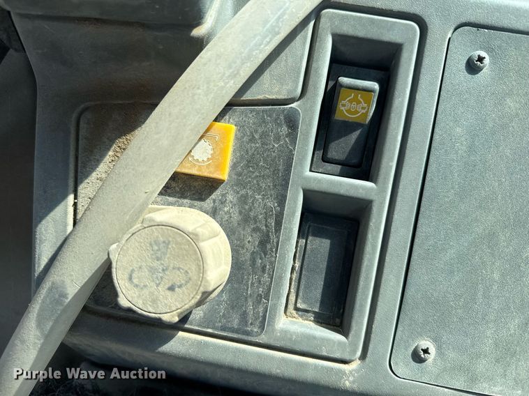 image for item NN9751 1992 Ford 5640 tractor