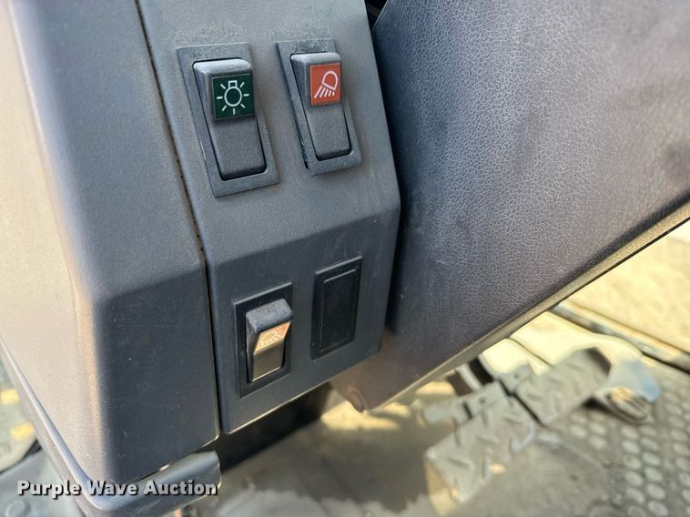 image for item NN9751 1992 Ford 5640 tractor