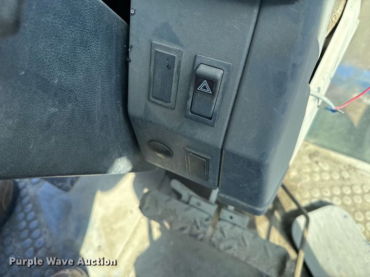 image for item NN9751 1992 Ford 5640 tractor