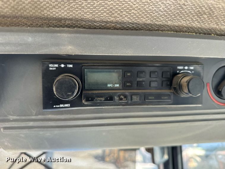 image for item NN9751 1992 Ford 5640 tractor