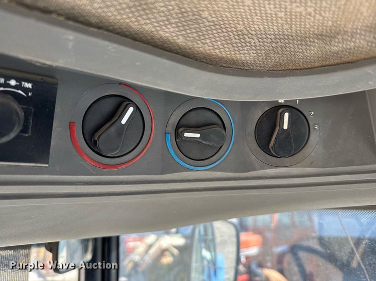 image for item NN9751 1992 Ford 5640 tractor