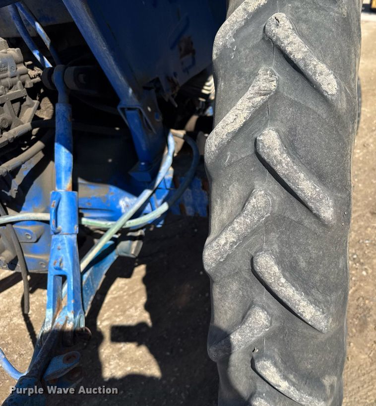 image for item NN9751 1992 Ford 5640 tractor