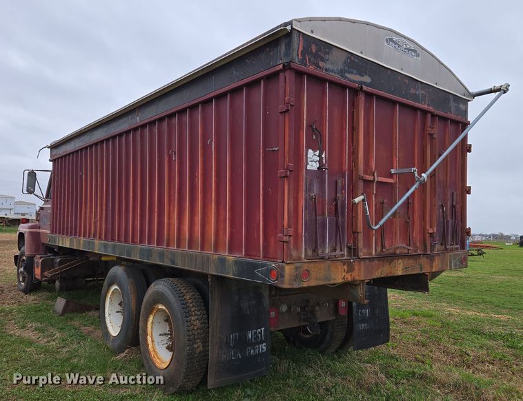image for item OG9022 1973 Ford 9000 grain truck