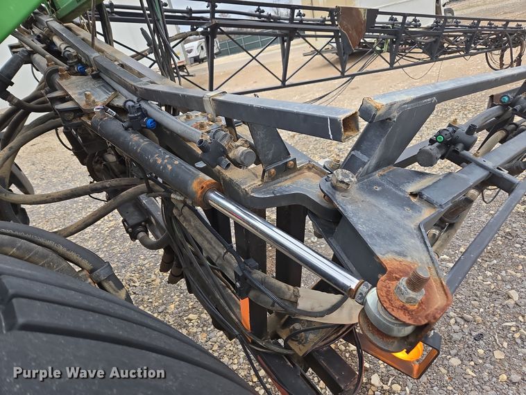 image for item YA0391 2006 John Deere 4710 sprayer