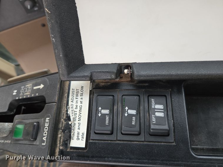 image for item YA0391 2006 John Deere 4710 sprayer