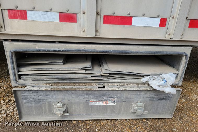 image for item DN3713 2007 M.H. Eby livestock trailer