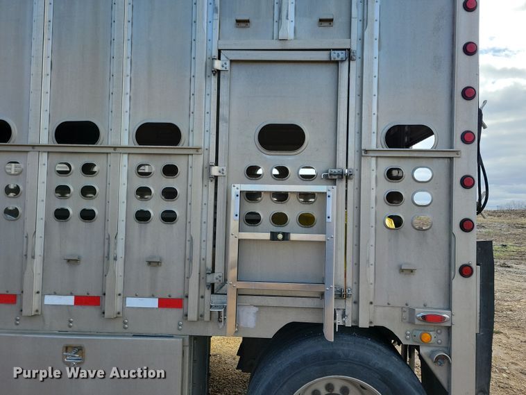 image for item DN3713 2007 M.H. Eby livestock trailer