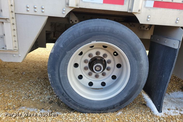 image for item DN3713 2007 M.H. Eby livestock trailer