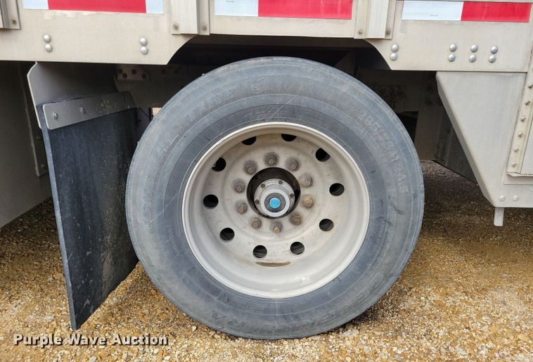 image for item DN3713 2007 M.H. Eby livestock trailer