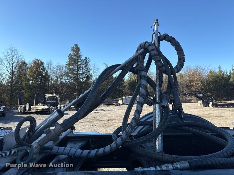 image for item DS3628 2023 Peterbilt 567 semi truck