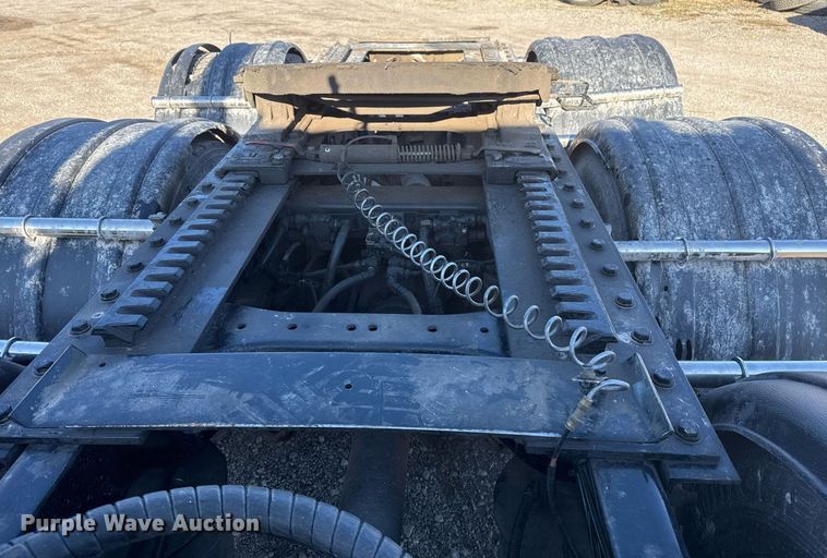 image for item DS3628 2023 Peterbilt 567 semi truck