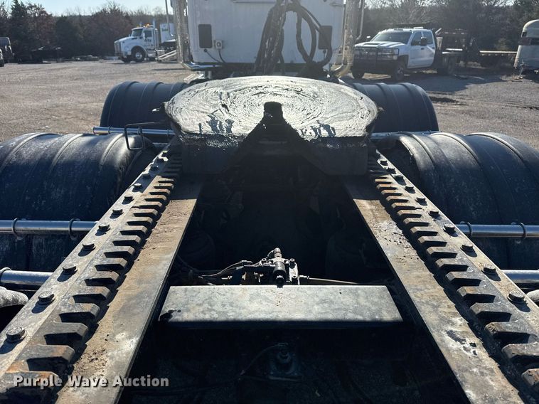 image for item DS3628 2023 Peterbilt 567 semi truck