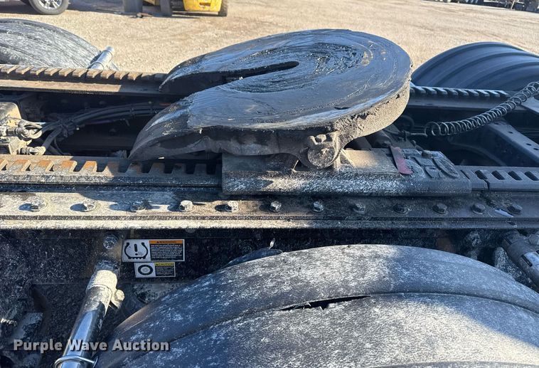 image for item DS3628 2023 Peterbilt 567 semi truck