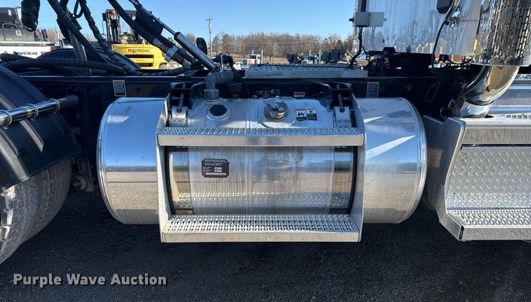 image for item DS3628 2023 Peterbilt 567 semi truck