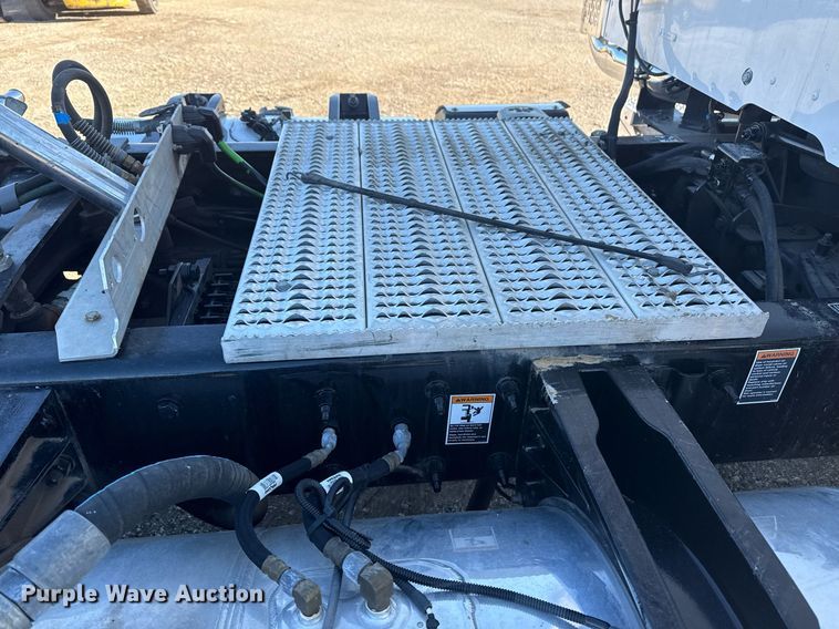 image for item DS3628 2023 Peterbilt 567 semi truck