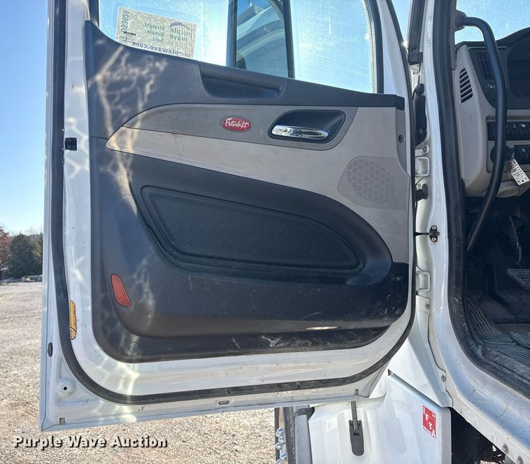image for item DS3628 2023 Peterbilt 567 semi truck