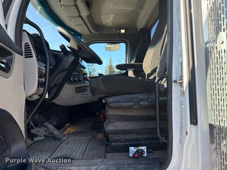 image for item DS3628 2023 Peterbilt 567 semi truck