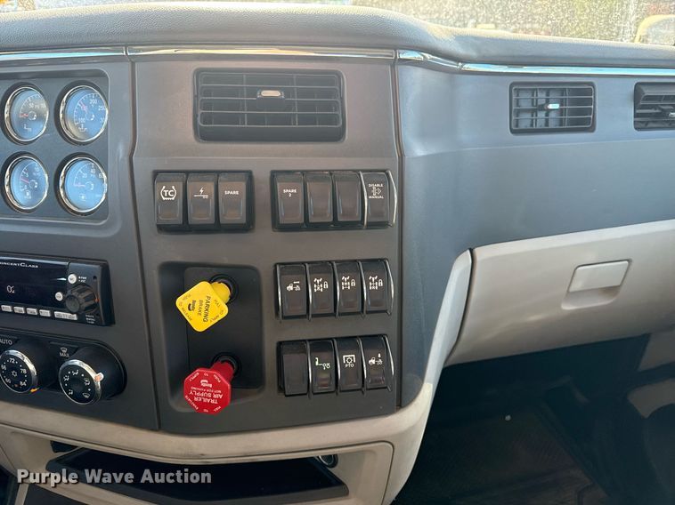 image for item DS3628 2023 Peterbilt 567 semi truck