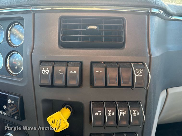 image for item DS3628 2023 Peterbilt 567 semi truck