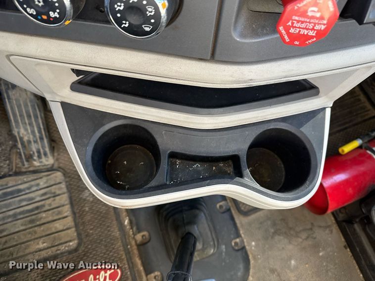 image for item DS3628 2023 Peterbilt 567 semi truck