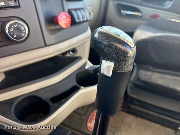 image for item DS3628 2023 Peterbilt 567 semi truck