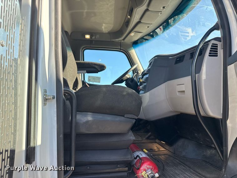 image for item DS3628 2023 Peterbilt 567 semi truck