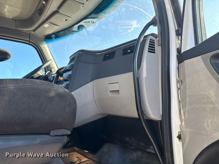 image for item DS3628 2023 Peterbilt 567 semi truck