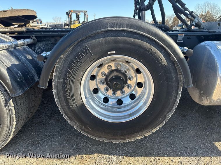 image for item DS3628 2023 Peterbilt 567 semi truck