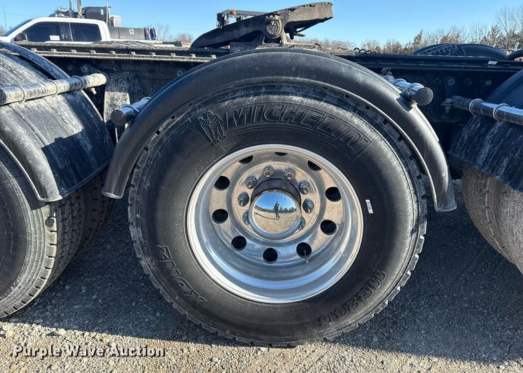 image for item DS3628 2023 Peterbilt 567 semi truck