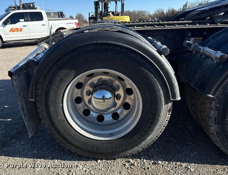 image for item DS3628 2023 Peterbilt 567 semi truck