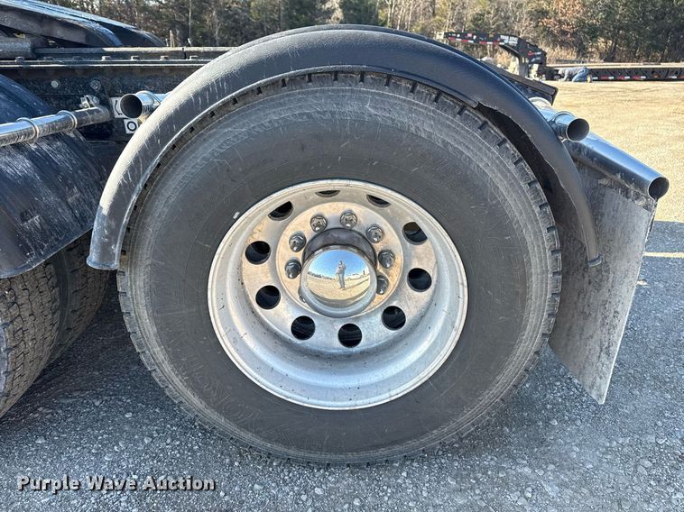 image for item DS3628 2023 Peterbilt 567 semi truck