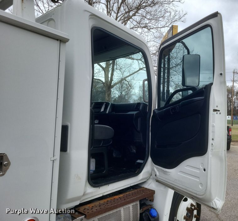 image for item DS5338 2018 Hino 268 utility / service truck