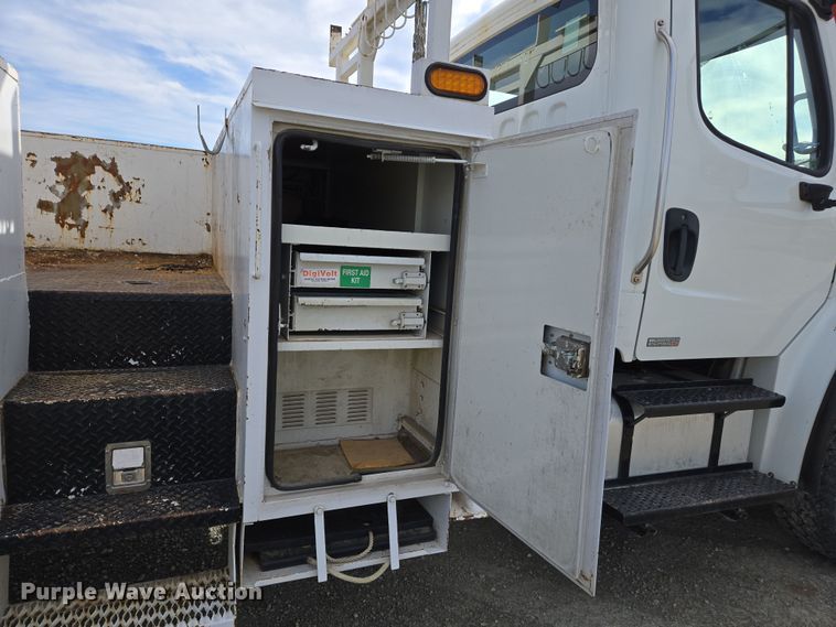 image for item DS5344 2008 Freightliner Business Class M2 digger derrick truck