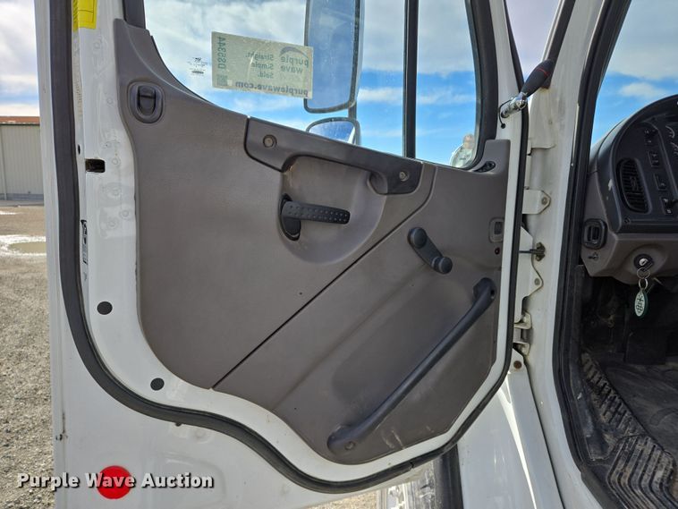 image for item DS5344 2008 Freightliner Business Class M2 digger derrick truck