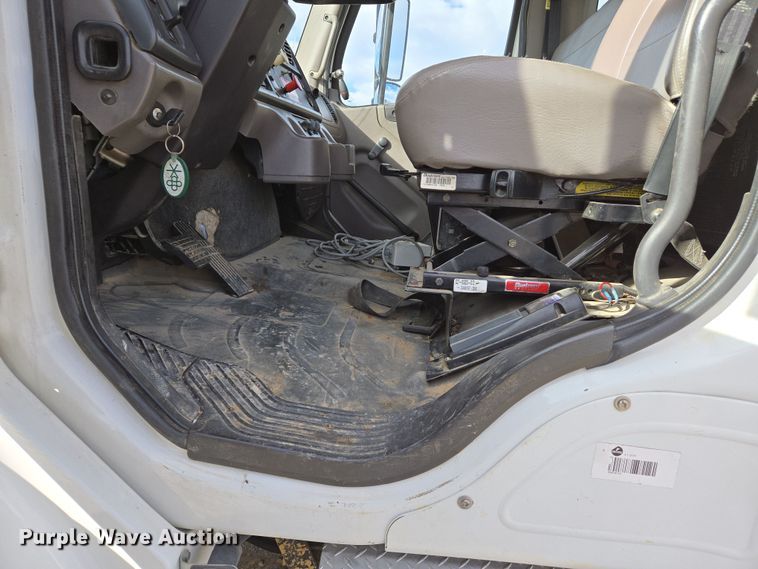 image for item DS5344 2008 Freightliner Business Class M2 digger derrick truck