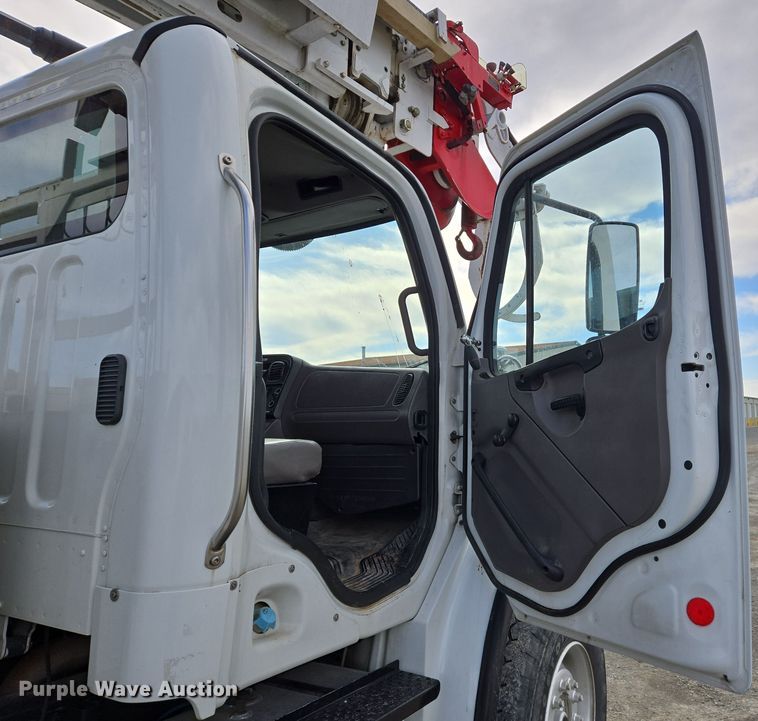 image for item DS5344 2008 Freightliner Business Class M2 digger derrick truck