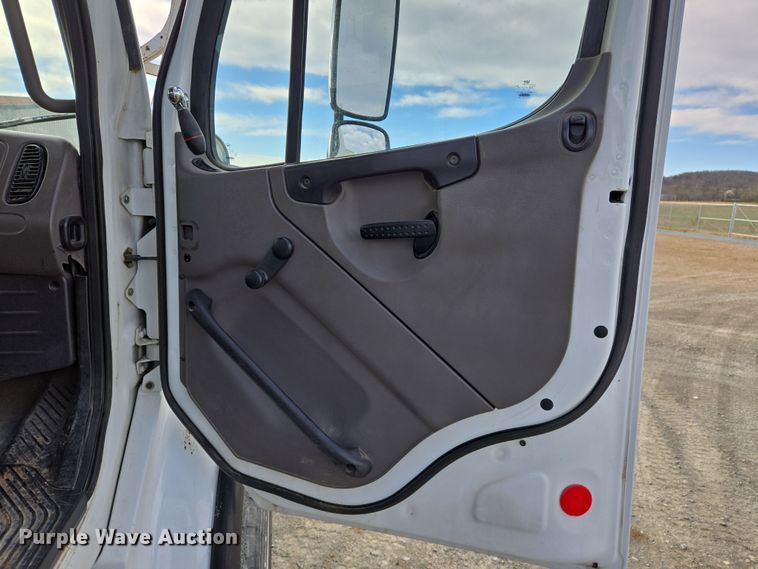 image for item DS5344 2008 Freightliner Business Class M2 digger derrick truck