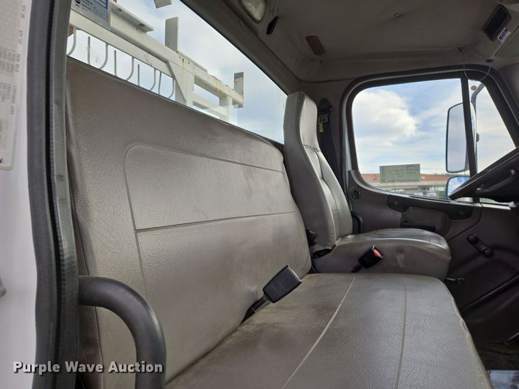 image for item DS5344 2008 Freightliner Business Class M2 digger derrick truck