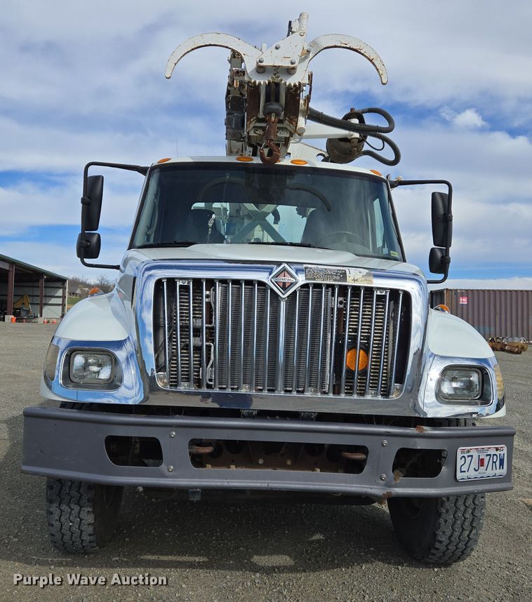 image for item DS5345 2007 International 7500 digger derrick truck